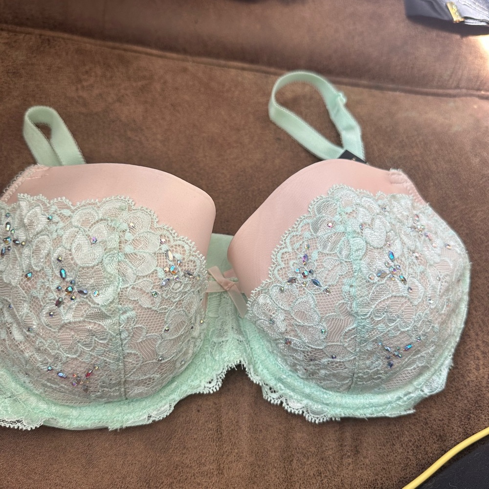 NWT Victoria’s Secret Dream Angels Demi Semi-lined Push-up Bra